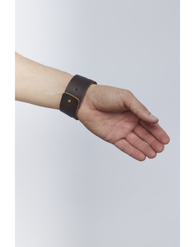 Unisex tamsiai ruda odinė apyrankė APY04