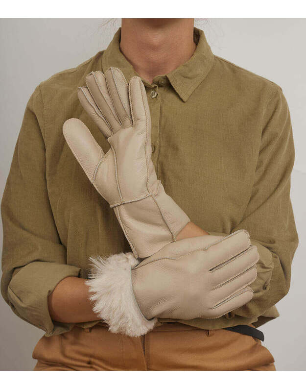 Moteriškos Smėlio Spalvos Šiltos Kailinės Pirštinės MKP07