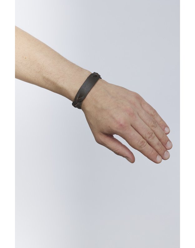 Unisex tamsiai ruda odinė apyrankė APY10