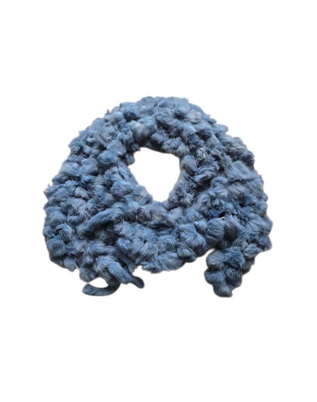 Natūralaus triušio kailio šalikas trikampio formos TRA3008